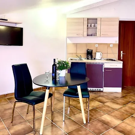 Apartment E & E *
