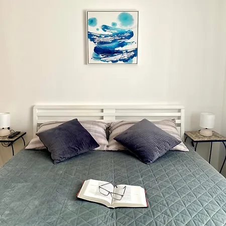 E & E Apartment *