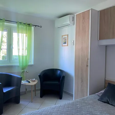 E & E Apartment *