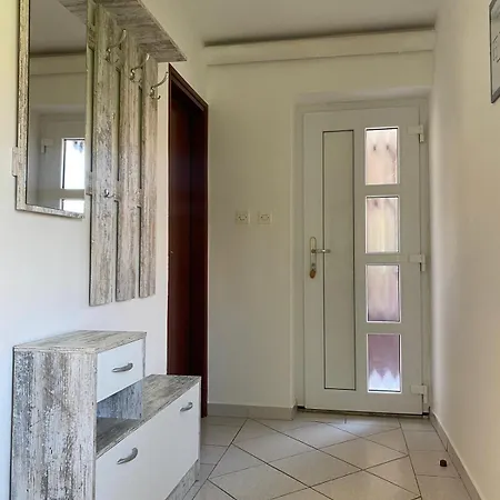 Apartment E & E *